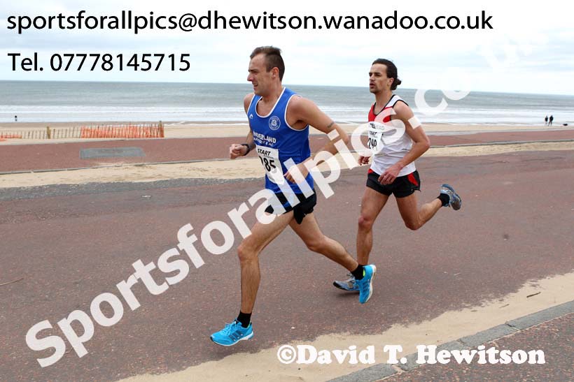 Craig Isherwood (Sunderland) leads eventual winner Conrad Franks (Gateshead) in the Sand Dancer 10k, South Shields. Photo: David T. Hewitson/Sports for All Pics